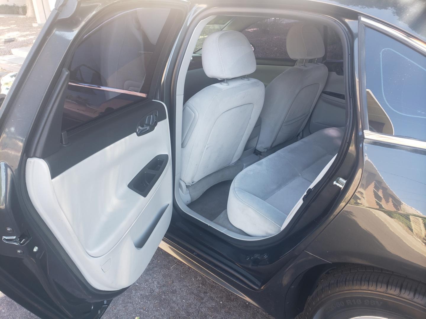 2014 /gray Chevrolet Impala ls fleet (2G1WA5E31E1) with an 3.6L V6 DOHC 24V engine, 6-Speed Automatic transmission, located at 323 E Dunlap Ave., Phoenix, AZ, 85020, (602) 331-9000, 33.567677, -112.069000 - 2014 Chevrolet Impala Limited LS,..... Ice cold A/C, No accidents, Power everything, Stereo/cd player, Phone sync, Bluetooth, Clean Gray interior with Gray cloth seats in near perfect condition, power windows, power door locks, clean Arizona title, Runs and Drives Excellent. Very clean inside and ou - Photo#10